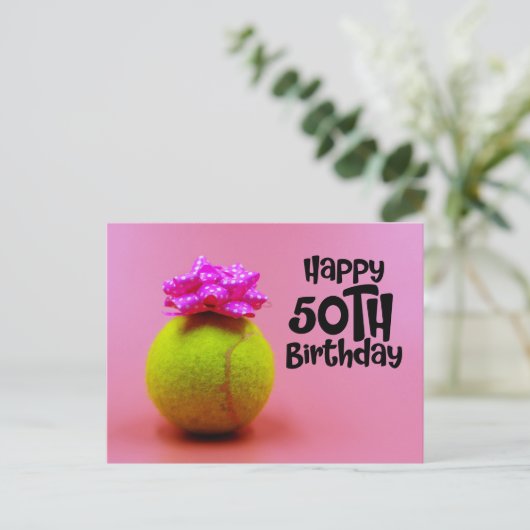 Tennisbal met 50ste verjaardag woord op roze briefkaart (Staand voorkant)
