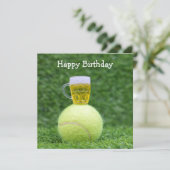 Tennisbal met bier op groene grasverjaardag kaart (Staand voorkant)