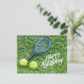 Tennisbal met Gefeliciteerd op groen gras Briefkaart (Staand voorkant)