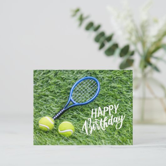 Tennisbal met Gefeliciteerd op groen gras Briefkaart (Staand voorkant)