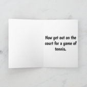 Tennisbal met gefeliciteerd verjaardag draagt een  kaart (Binnen)