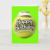 Tennisbal met gefeliciteerd verjaardag draagt een  kaart (Gele Bloem)