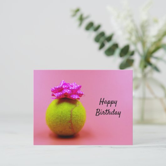 Tennisbal met gelukkig verjaardagswoord op roze briefkaart (Staand voorkant)