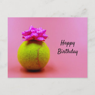 Tennisbal met gelukkig verjaardagswoord op roze briefkaart