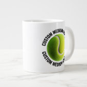 Tennisbal met gepersonaliseerde tekst op maat grote koffiekop (Voorkant rechts)