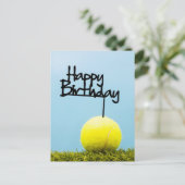 Tennisbal met Happy Birthday-bord op blauwe lucht  Briefkaart (Staand voorkant)