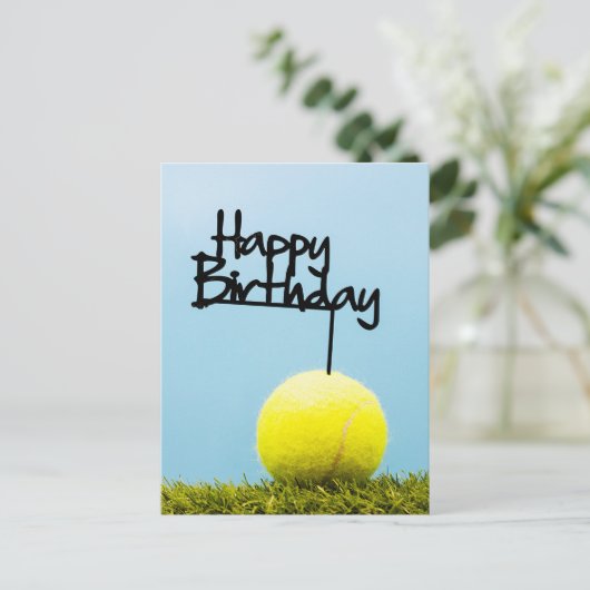 Tennisbal met Happy Birthday-bord op blauwe lucht  Briefkaart (Staand voorkant)