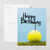 Tennisbal met Happy Birthday-bord op blauwe lucht  Briefkaart (Voorkant / Achterkant)