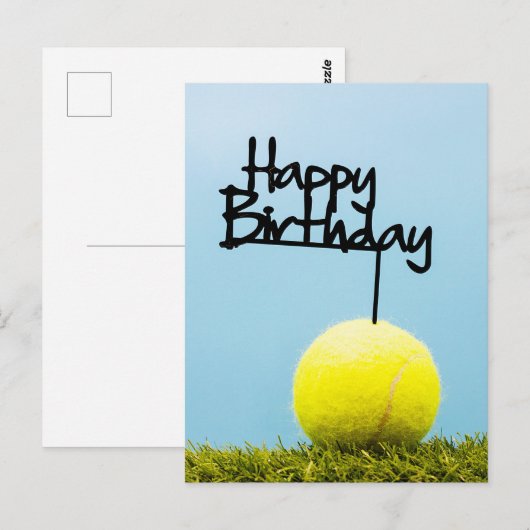 Tennisbal met Happy Birthday-bord op blauwe lucht  Briefkaart (Voorkant / Achterkant)