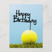 Tennisbal met Happy Birthday-bord op blauwe lucht  Briefkaart (Voorkant)