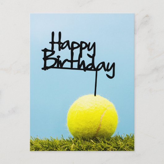 Tennisbal met Happy Birthday-bord op blauwe lucht  Briefkaart (Voorkant)