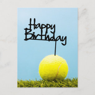 Tennisbal met Happy Birthday-tekst tegen een blauw Briefkaart