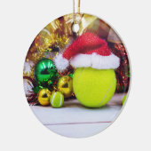 Tennisbal met kersthoed keramisch ornament (Links)