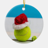 Tennisbal met kersthoed keramisch ornament (Voorkant)