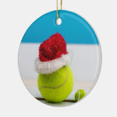 Tennisbal met kersthoed keramisch ornament (Links)