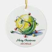 Tennisbal met Kerstmanhoed Aangepaste Kerstmis     Keramisch Ornament (Voorkant)