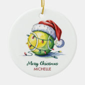 Tennisbal met kerstmuts Aangepaste Kerstmis Keramisch Ornament (Voorkant)