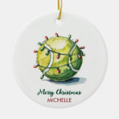 Tennisbal met kerstmuts Aangepaste Kerstmis Keramisch Ornament (Voorkant)