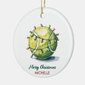 Tennisbal met kerstmuts Aangepaste Kerstmis Keramisch Ornament (Links)