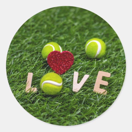 Tennisbal met liefde op groen gras ronde sticker (Voorkant)