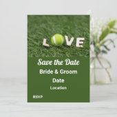 Tennisbal met liefdesbrief woord op groen gras kaart (Staand voorkant)