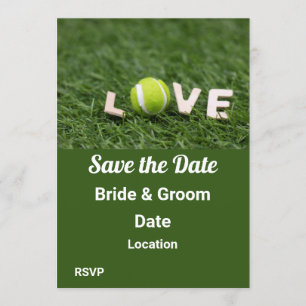 Tennisbal met liefdesbrief woord op groen gras kaart
