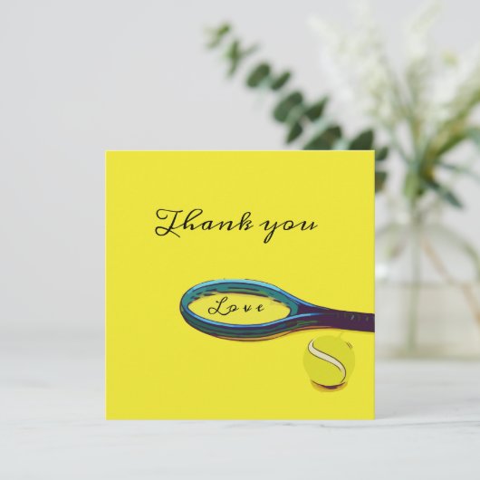 Tennisbal met racket op geel Bedankt Kaart (Staand voorkant)