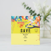 Tennisbal met racket op geel Verjaardag Kaart (Staand voorkant)