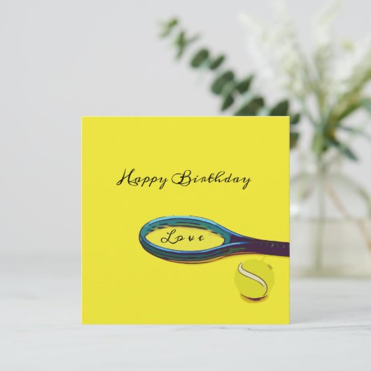Tennisbal met racket op gele verjaardagskaart kaart (Staand voorkant)