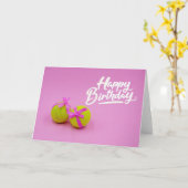 Tennisbal met roze lint op roze verjaardag kaart (Gele Bloem)