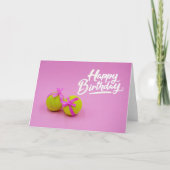 Tennisbal met roze lint op roze verjaardag kaart (Voorkant)