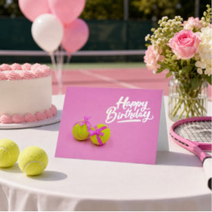 Tennisbal met roze lint op roze verjaardagskaart kaart