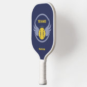 Tennisbal met vleugels en eigen naam pickleball paddle (Links)