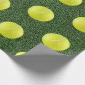 Tennisbal op groen gras cadeaupapier (Hoek)
