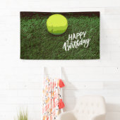 Tennisbal op groene grasverjaardag spandoek (Insitu)
