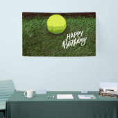 Tennisbal op groene grasverjaardag spandoek (Beurs)