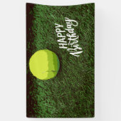 Tennisbal op groene grasverjaardag spandoek (Verticaal)