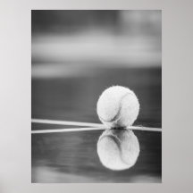 Tennisbal reflectie op natte baan