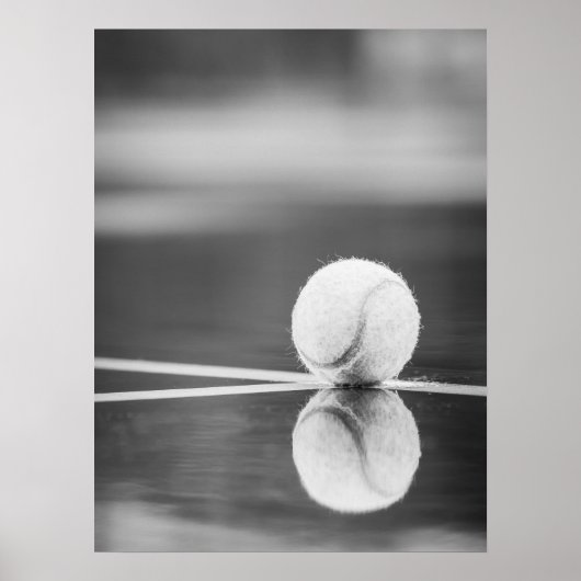 Tennisbal reflectie op natte baan poster (Voorkant)