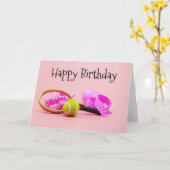 Tennisbal verjaardag met racket verjaardag roze kaart (Gele Bloem)