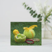 Tennisbal voor Paasvakantie met kleurrijke eieren Feestdagenkaart (Staand voorkant)