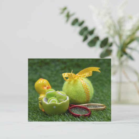 Tennisbal voor Paasvakantie met kleurrijke eieren Feestdagenkaart (Staand voorkant)
