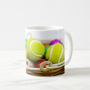 Tennisballen bevinden zich in de paasmand koffiemok
