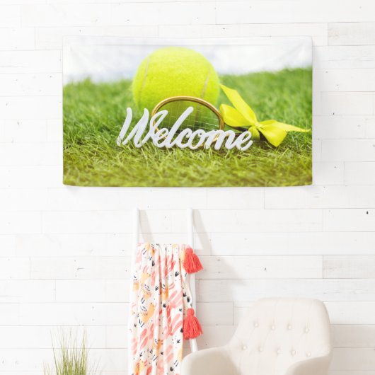 Tennisballen en rackets verwelkomen woord op groen spandoek (Insitu)