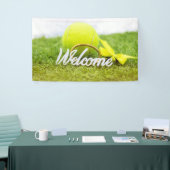 Tennisballen en rackets verwelkomen woord op groen spandoek (Beurs)