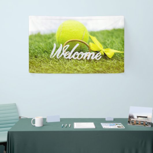 Tennisballen en rackets verwelkomen woord op groen spandoek (Beurs)