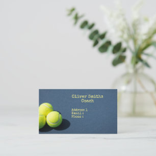 Tennisballen zijn op de achtergrond van de rechtba visitekaartje