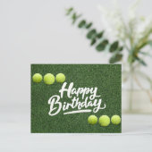 Tennisballen zijn op groene grasverjaardag briefkaart (Staand voorkant)