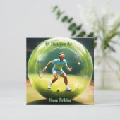 Tennisbalspeler op het veld, platte verjaardag Kaa Kaart (Staand voorkant)