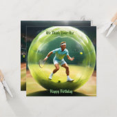 Tennisbalspeler op het veld, platte verjaardag Kaa Kaart (Voorkant / Achterkant in situ)